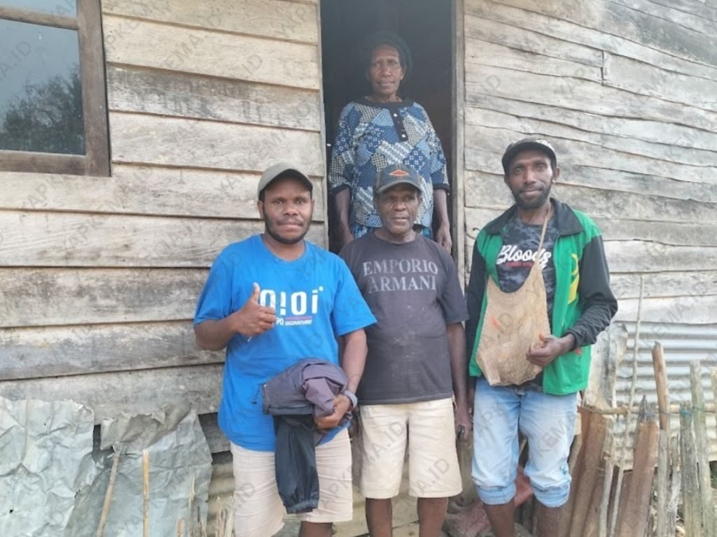 Foto bersama Alm. Nikson beserta Mama dan Bapaknya di rumah Nikson pada 2022. (Dok. Pribadi)