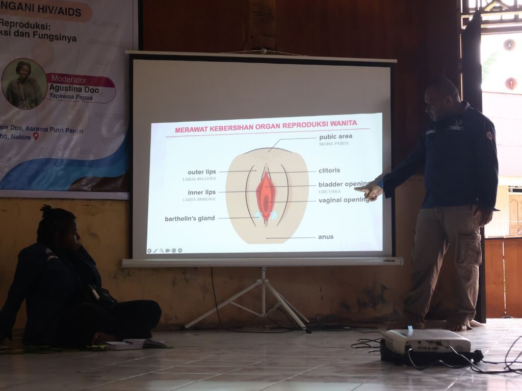 dr. Daniel sedang menjelaskan anatomi organ reproduksi wanita (Dok. Yapkema)