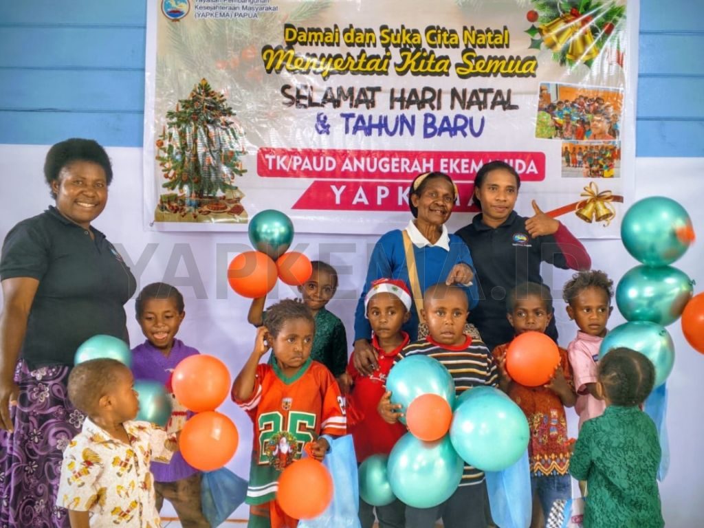 Foto guru, bersama sebagian anak dan orang tua murid (Dok. Yapkema)