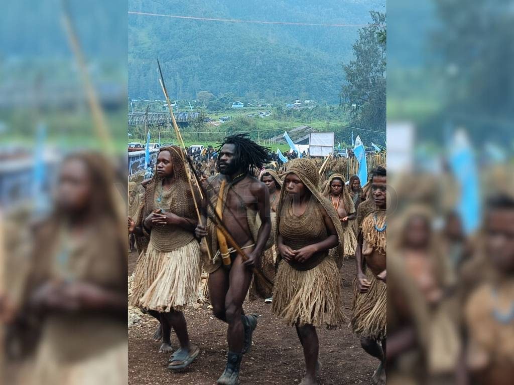 Laki-laki dan perempuan suku Mee dengan pakaian adat koteka mogee. (Dok. Yapkema)