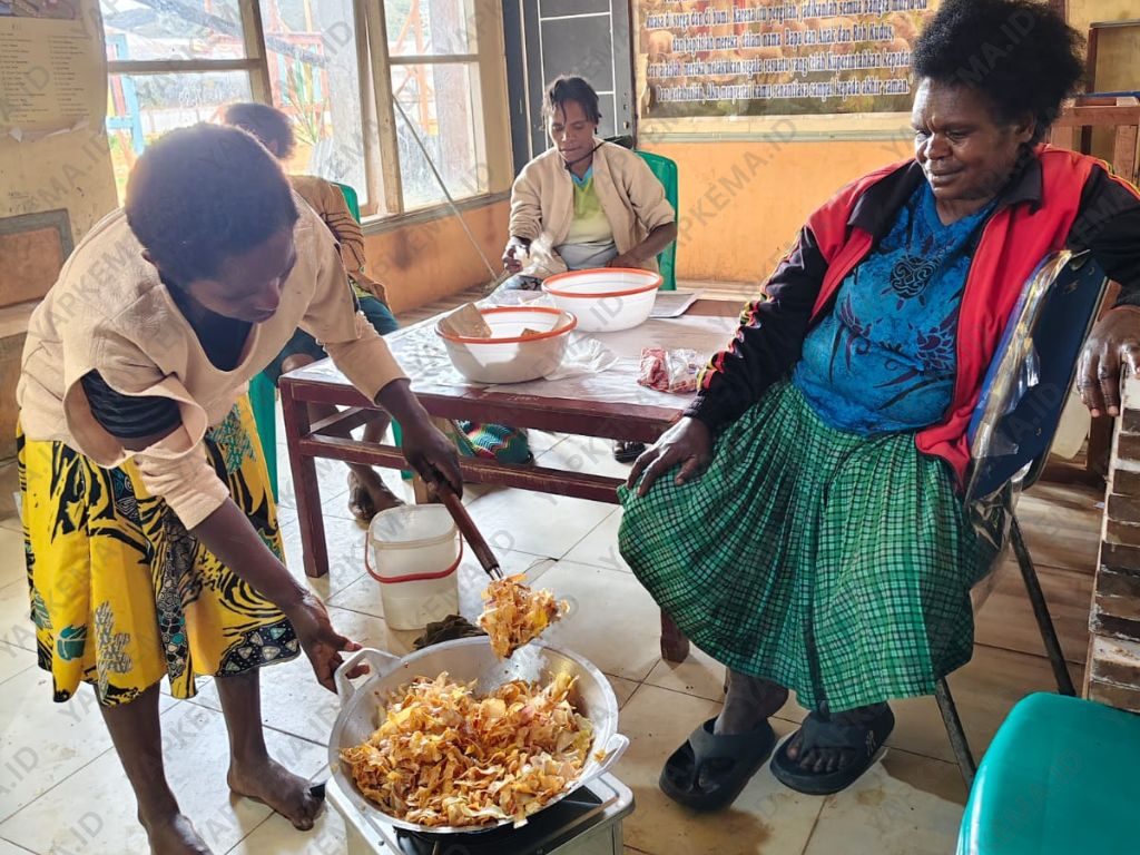 Proses membumbui keripik nota setelah digoreng (Dok. Yapkema)