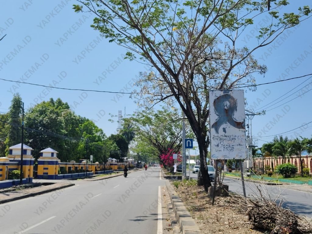 Salah satu poster kampanye HIV yang sudah lama terpasang tampak usang, terkelupas, dan tidak terawat di trotoar Jalan Merdeka, Nabire. (Dok. Pribadi)