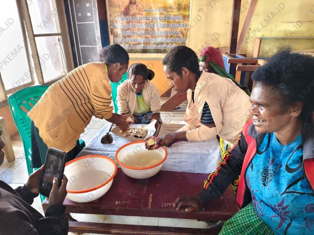 Proses mengupas dan memotong nota yang akan dijadikan keripik (Dok. Yapkema)