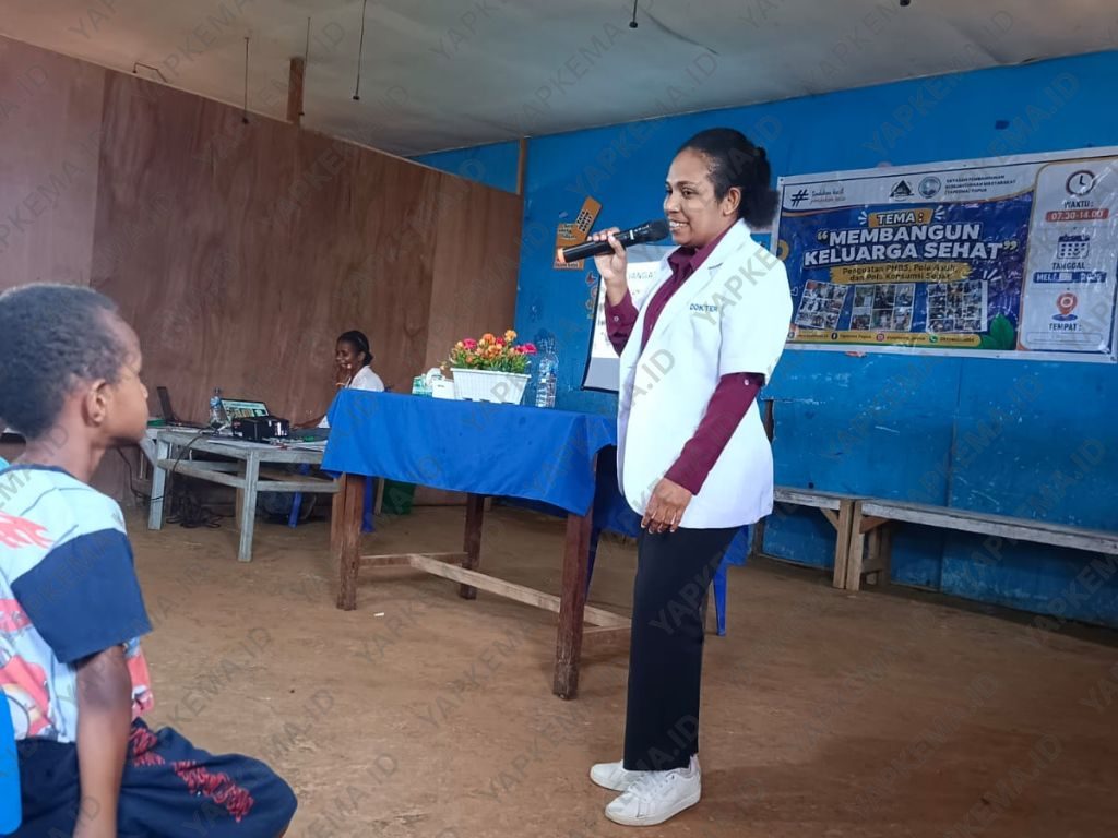 dr. Hermalina Sabu, S.Ked, dokter umum dari Puskesmas Enarotali sedang menyampaikan materi penyuluhan kesehatan (Dok. Yapkema)