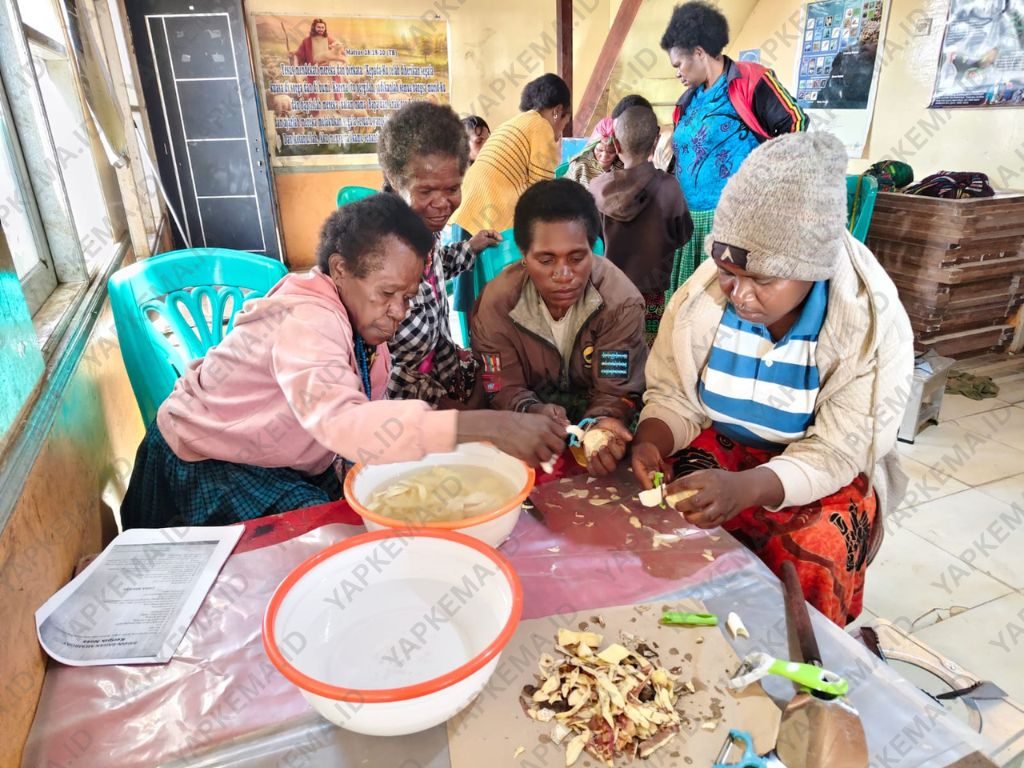 Proses mengupas dan memotong nota yang akan dijadikan keripik (Dok. Yapkema)