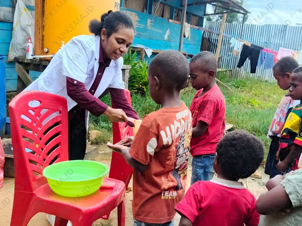 dr. Hermalina sedang mengajarkan anak-anak praktek mencuci tangan sesuai standar kesehatan (Dok. Yapkema)