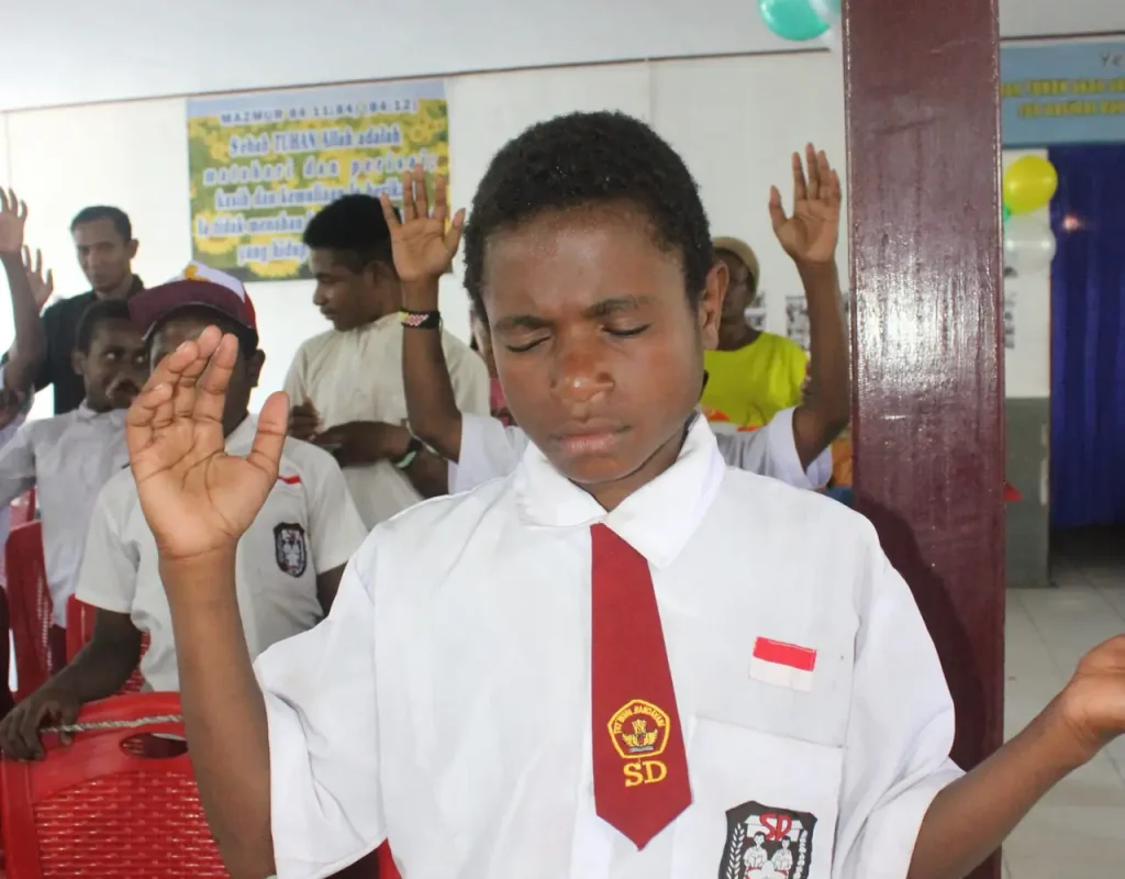 Sala satu anak SD Yegeka mengikuti ibadah pelepasan. mengangkat tangan menunaikan syukur