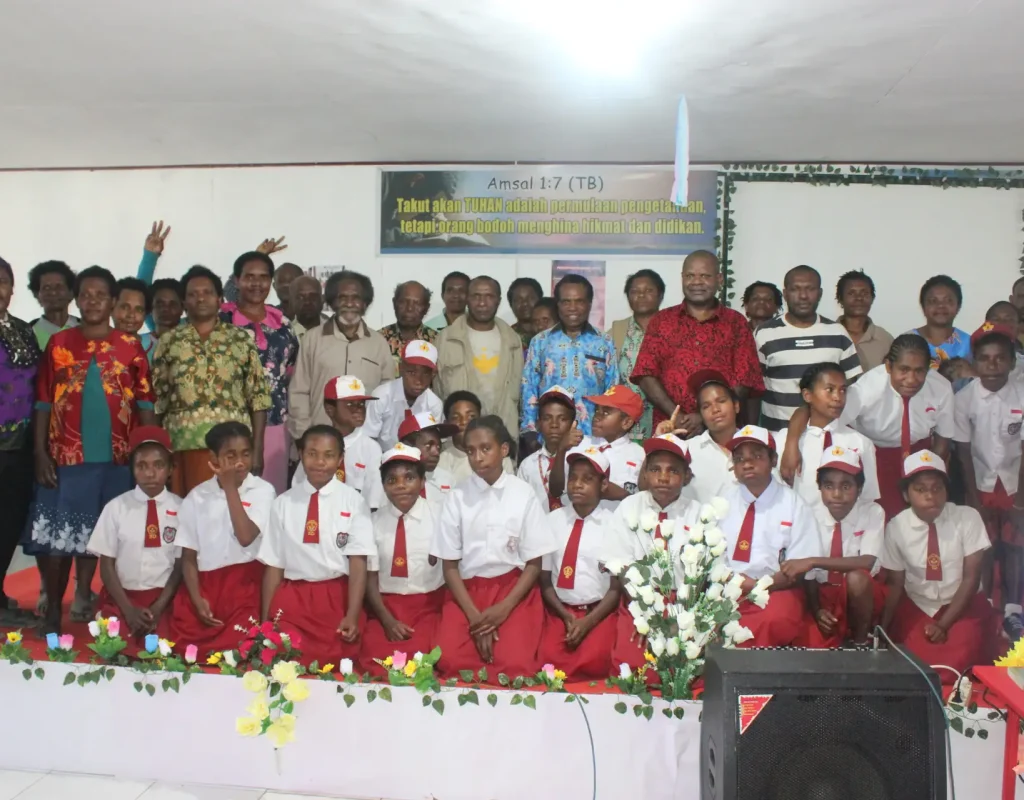 Foto bersama usai Ibadah pelepasan siswa SD Yegeka, Enarotali Paniai angkatan Ke-III