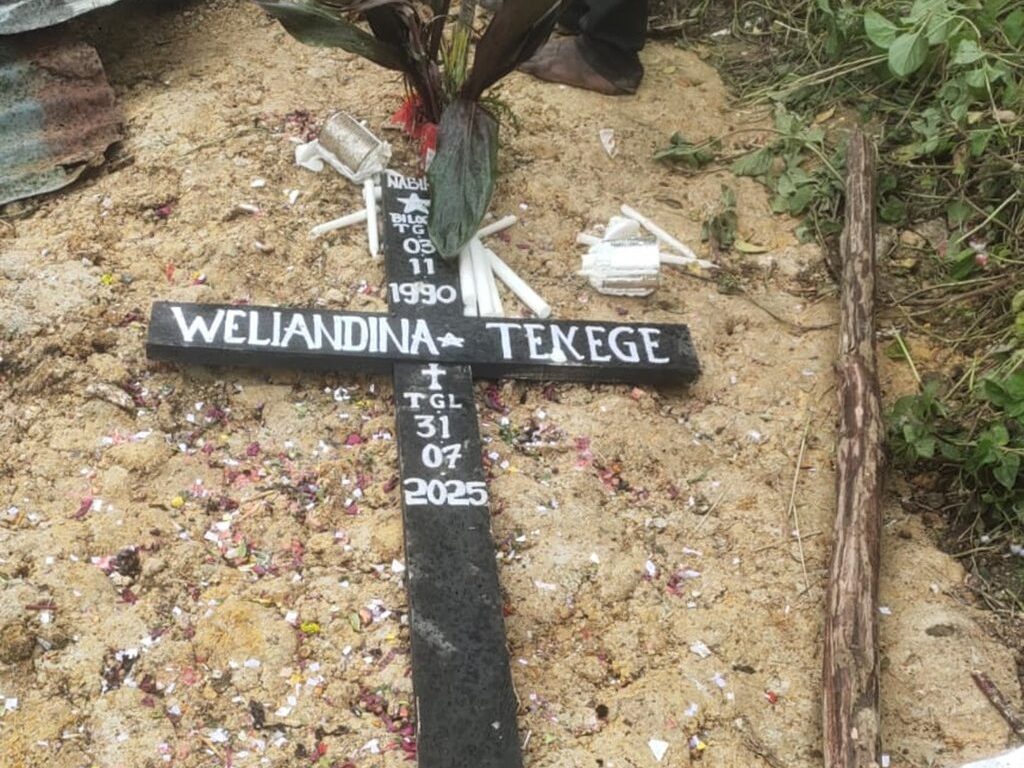 Nampak salib diletakkan di atas kuburan Weliandina usai ibadah pemakaman