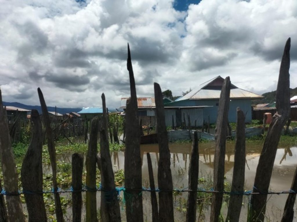 Picture2 Tanpak rumah beserta pekarangan warga di sebelah rumah Mama Pince di Kampung Ugibutu Enarotali, terendam banjir selama nyaris sebulan, Minggu (28/09/2025)/Dok. Yapkema