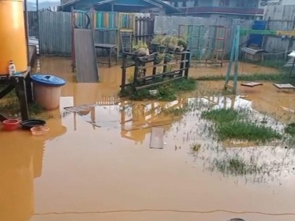 Picture3 Halaman sekolah sekaligus taman bermain TK PAUD Yegeka di Kampung Ugibutu Enarotali terendam banjir selama nyaris sebulan, Minggu (28/09/2025)/ Dok: Yapkema