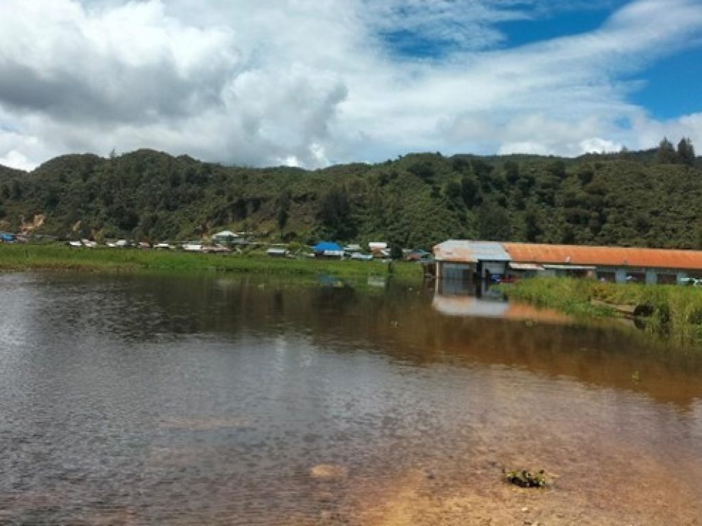 Picture6 Ruas jalan belokan di ujung timur Bandara Enarotali yang mengarah dari Kampung Dogouto ke Enarotali dalam kondusi terendam banjir setinggi 20-50 senti meter, Minggu (28/09/2025). Dok: Yapkema