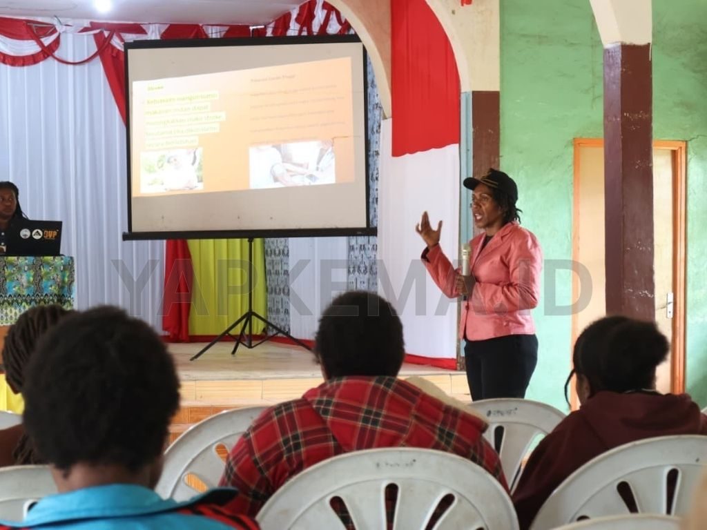 Narasumber pertama, ibu Lidia Adii, saat memaparkan materi di depan peserta seminar. (Dok. Yapkema).