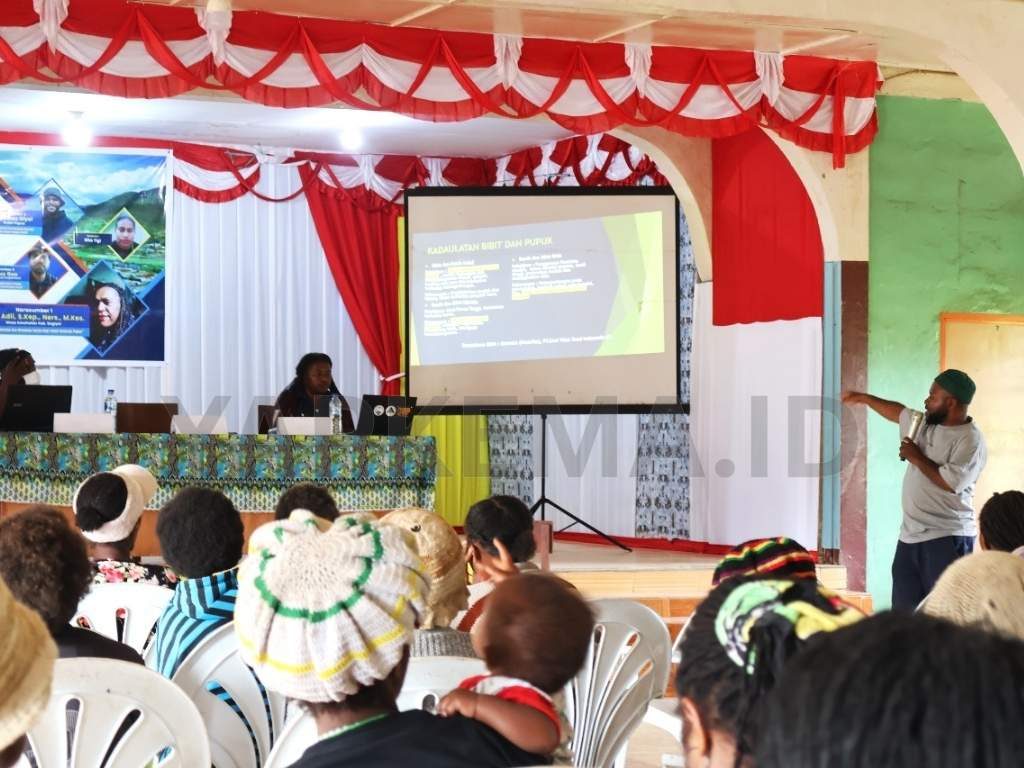 Narasumber ketiga, Yohanes Giyai saat menyampaikan materi di depan peserta seminar. (Dok. Yapkema).