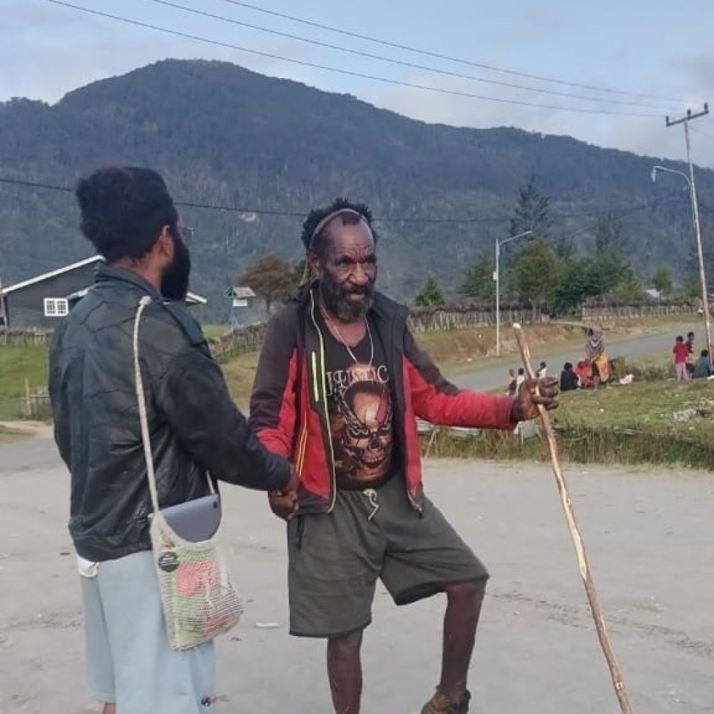Saat Waganak berjabat tangan, di Gome. (Dok. Yones Magai)