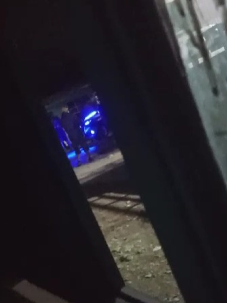 Foto dari dalam ruangan kantor yang kami tempati untuk tidur, terlihat apparat sambil menembakkan peluru ke udara, berkumpul di depan kantor Dukcapil pada minggu malam, 10 Agustus 2025. (Ruth/Yapkema)