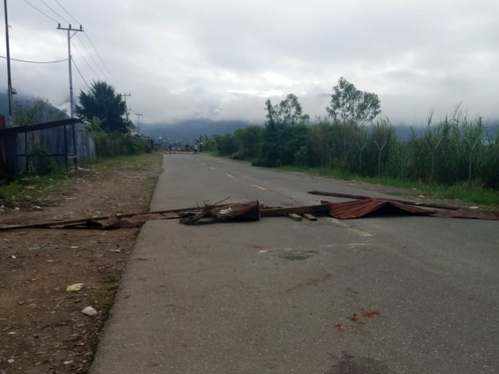 Kondisi jalan raya yang sudah dipalang di depan bandara (Ruth/Yapkema)