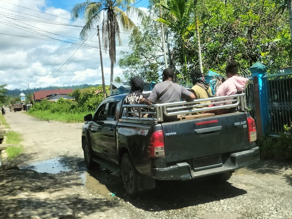 Ibu guru Ruth dan anaknya sudah di atas mobil menumpang Hilux yang menuju Dogiyai, Deiyai, Paniai pada Minggu siang, 10 Agustus 2025 (HD/Yapkema)