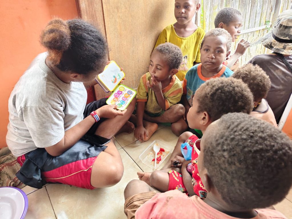 Ibu guru sedang memberikan kelas tambahan pengenalan huruf dan angka di rumah kepada anak-anak TK PAUD Anugerah yang belum bisa. (HD/Yapkema)