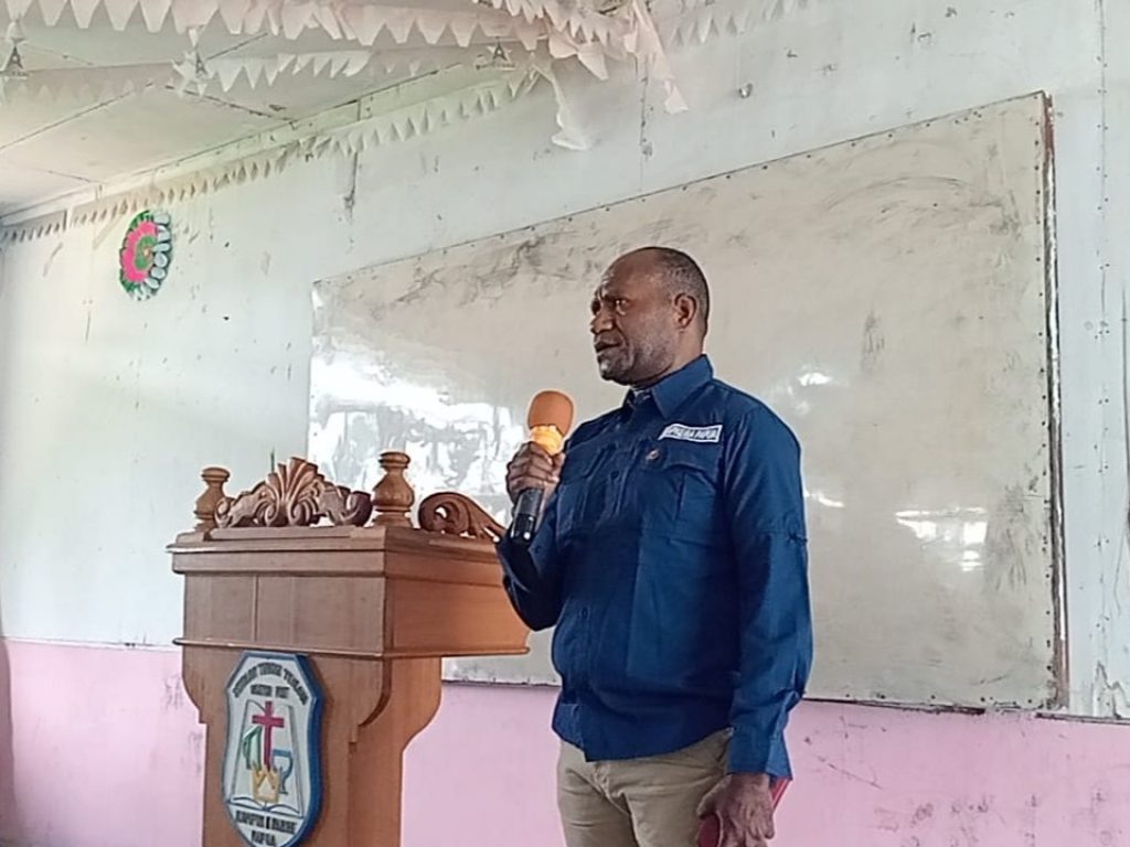 Direktur Yapkema, Hanok Herison Pigai membawa sambutan di aulla STT Walterpost Nabire