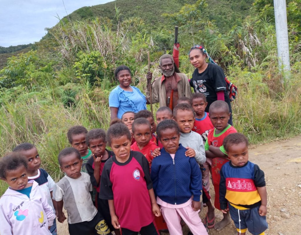 Ibu Guru Rut Wapai dan Yulita Tebai membawa murid TK PAUD Anugerah Ekemanida Dogiyai melihat dan belajar budaya suku Mee.