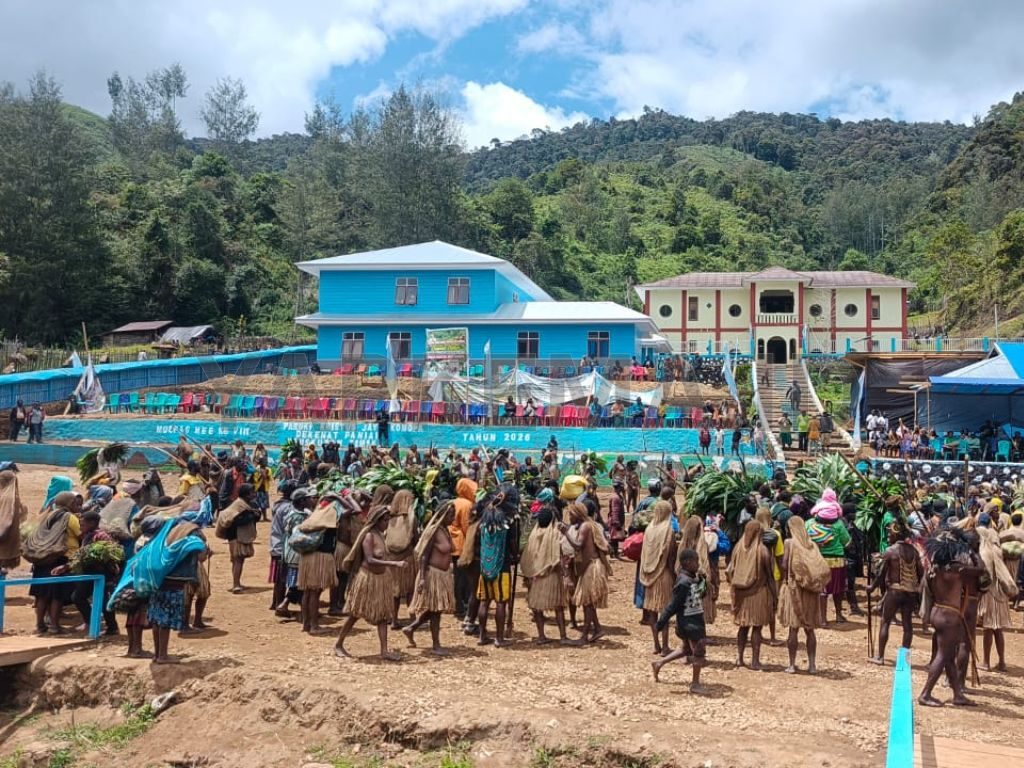 Sebagian umat perwakilan korwil hilir mudik di halaman gereja antar sayuran bahan masak bakar batu. (Dok. Yapkema)