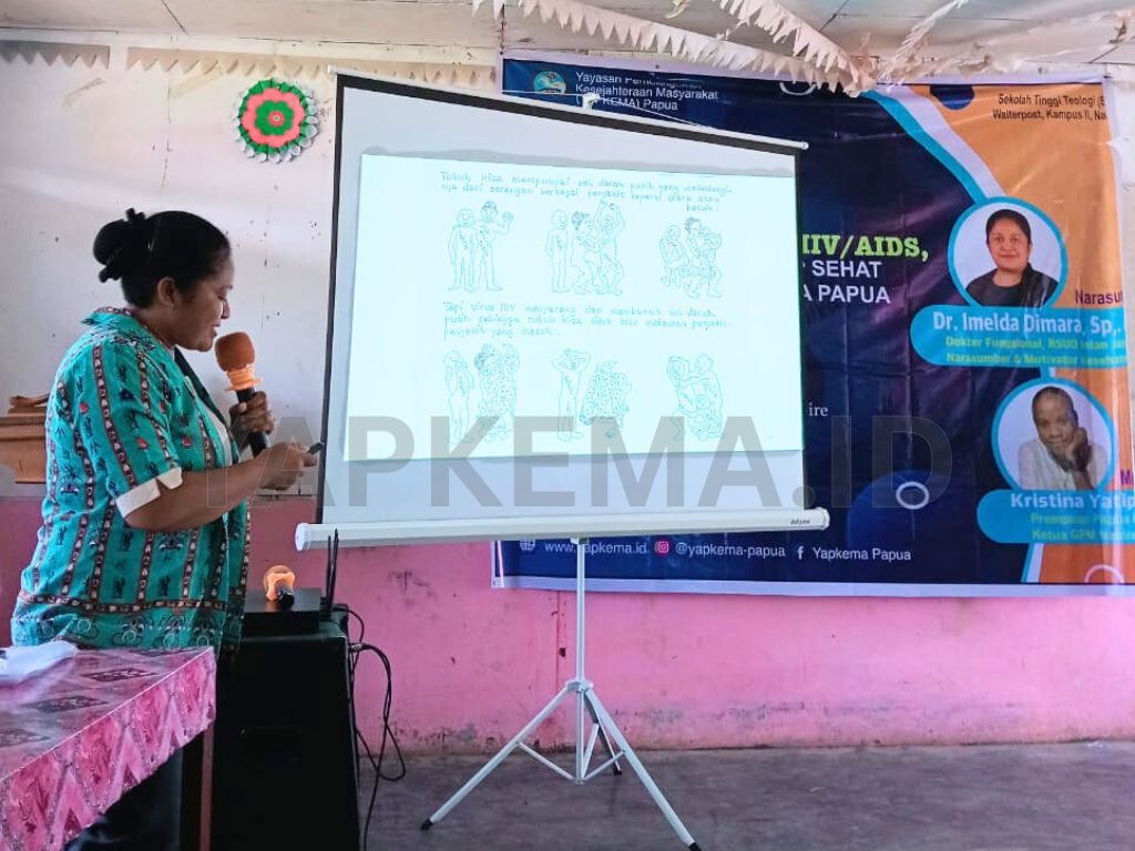 Narasumber utama Seminar Kesehatan, Dr. Imelda Dimara, Sp.Ak. menjelaskan materi pengetahuan tentang HIV/AIDS (Dok. Yapkema).