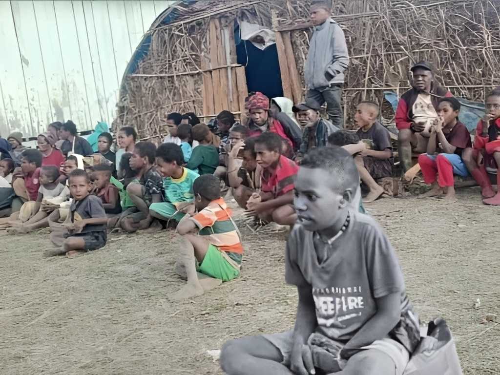 Anak-anak pengungsi Gome dan Gome Utara sedang berkumpul di posko utama (Mis Murib/Yapkema)