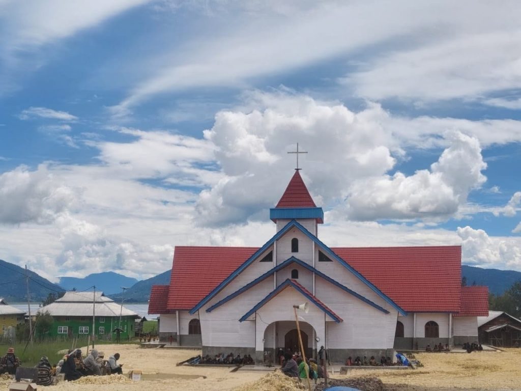 Gereja Kingmi Kalvari Bomou II Distrik Tigi, Kab Deiyai, yang sedang dalam proses pembangunan dari arah depan. (Dok: Simion)