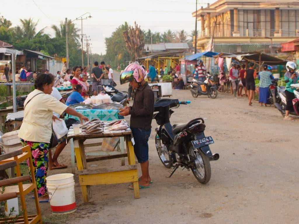 Pasar tradisional di Aimas, Provinsi Papua Barat Daya (Foto oleh Agustinus Raharjo)