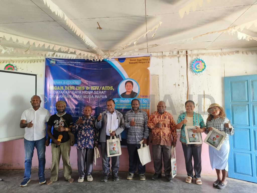 Penyerahan cinderamata untuk narasumber, moderator dan pemimpin, serta dosen dan ketua STT Walterpost 
(dok. Yapkema).