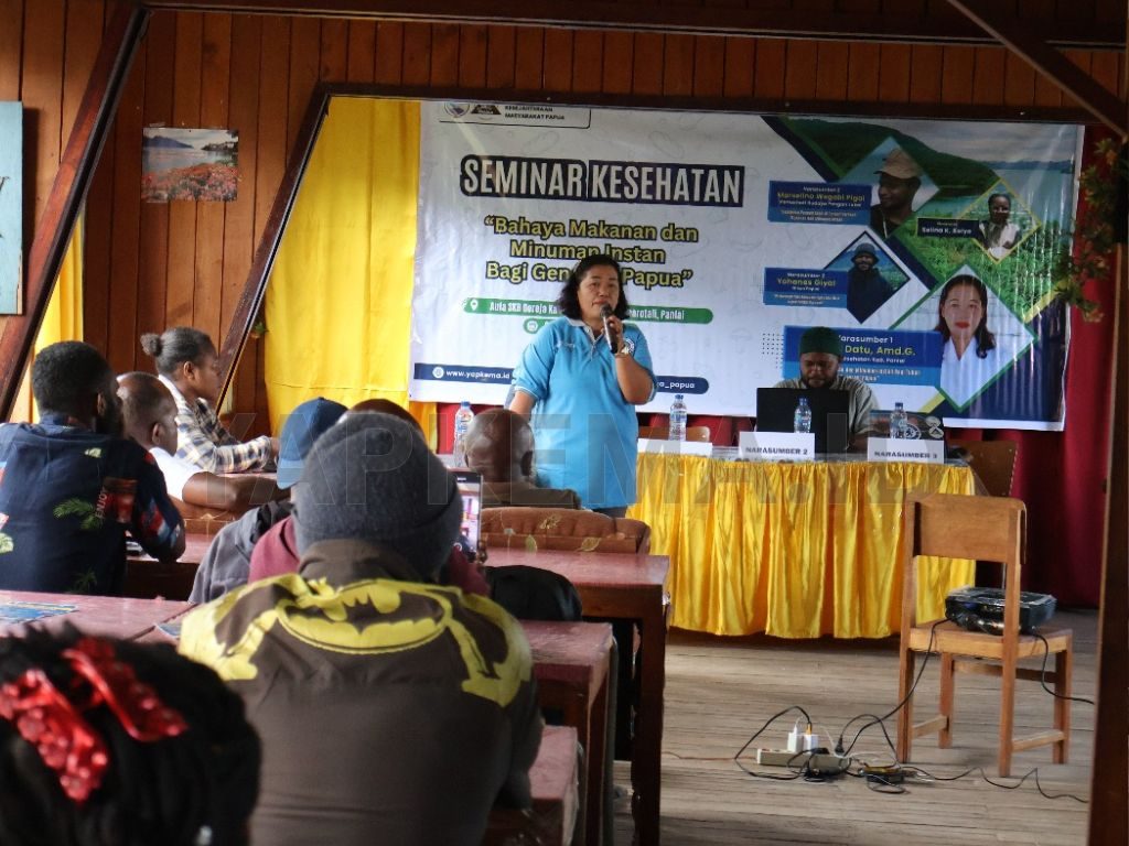 Ibu Sarce Datu, saat memaparkan materi di depan peserta seminar (Dok. Yapkema).
