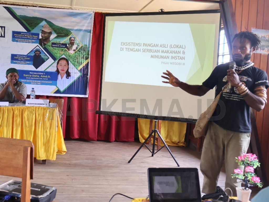 Marselino Wegobi Pigai, saat menyampaikan materi di depan peserta seminar (Dok. Yapkema).