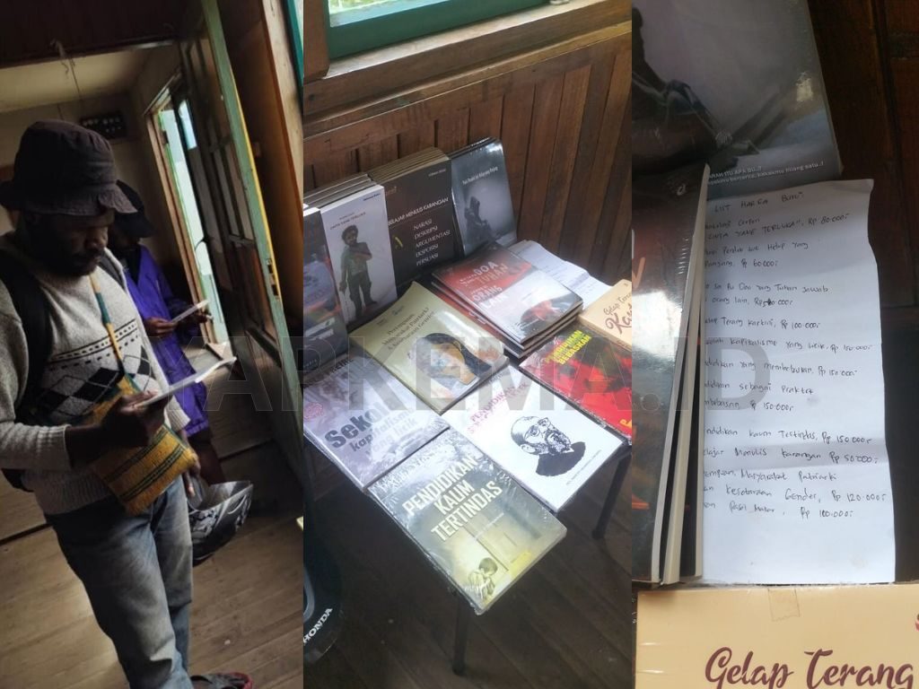 Salah seorang peserta seminar sedang lihat-lihat buku bacaan di Pojok Literasi yang disediakan Yapkema (Dok: Yapkema)