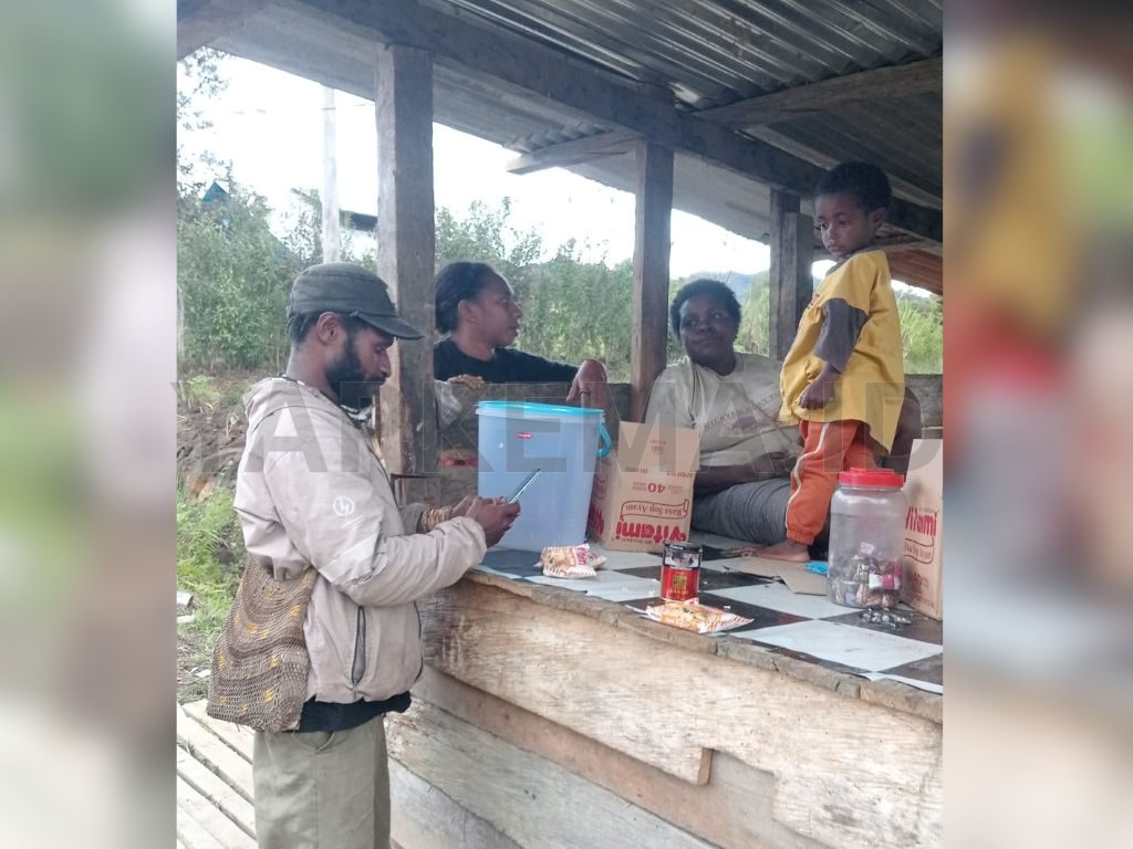 staf yapkema Staf Yapkema sedang monitoring peserta program ekonomi Owadaa (Dok. Yapkema)