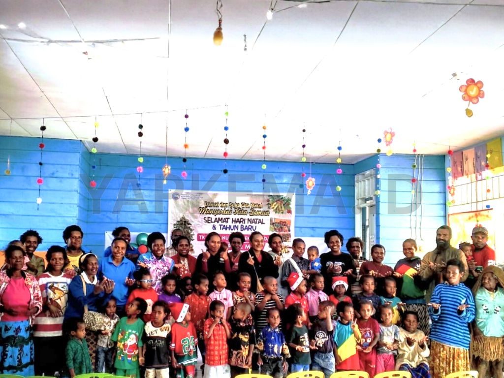 Foto Guru, Orang tua, dan Anak-anak murid usai acara berlangsung (Dok. Yapkema)